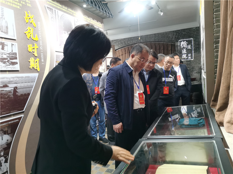 视察组参观粤北人民医院院史馆.jpg