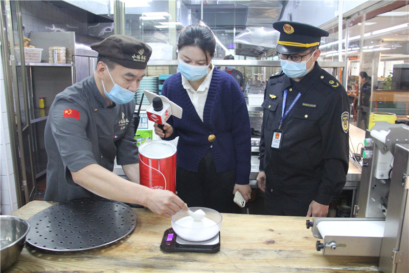 餐馆后厨人员演示如何使用食品添加剂制作包点.jpg