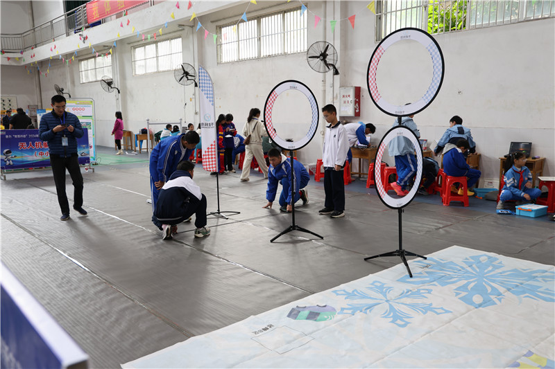 参加无人机编程闯关的学生正在进行现场测量2.jpg
