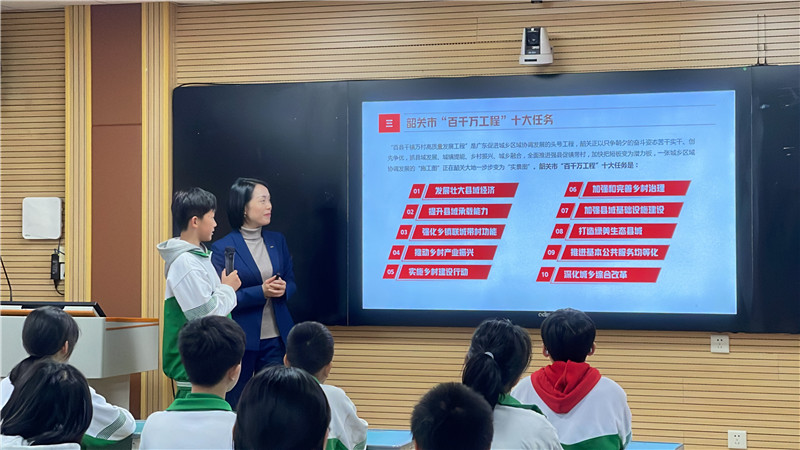 与学生一起探讨“百千万工程”的任务.jpg
