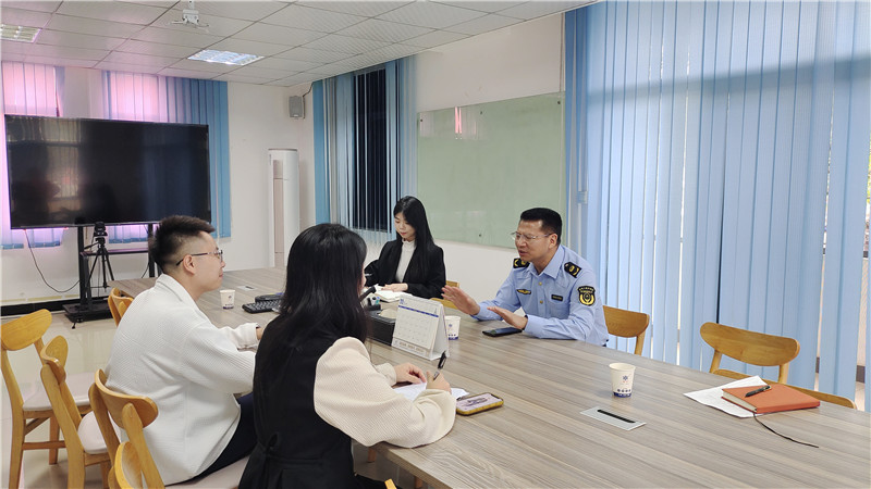 区市场监督管理局指导企业进行品牌建设.jpg