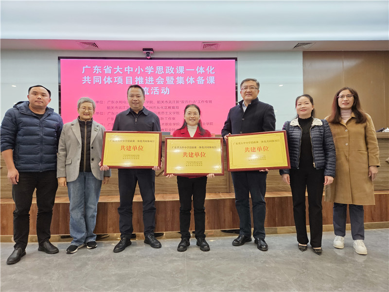 何丽芳副区长为共建单位授牌3.jpg