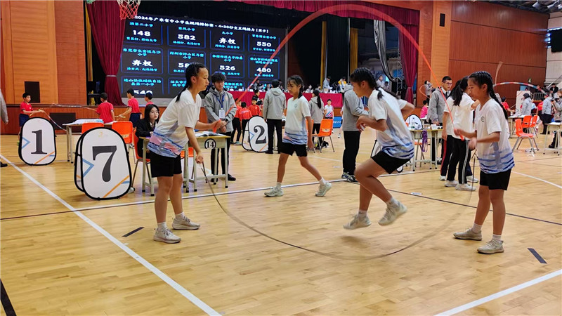 4&times;30秒交互绳接力赛中精彩比赛现场.jpg