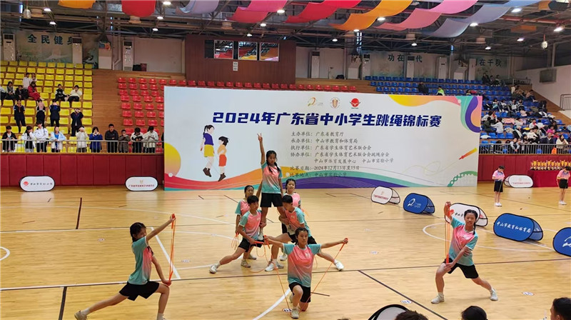 个人绳一至三段集体套路赛表演现场.jpg