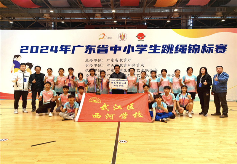 领队教练和全体运动员合影.jpg