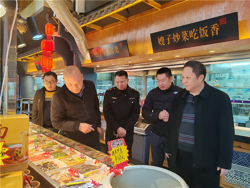 市场监管部门对餐饮企业进行实地调研.jpg