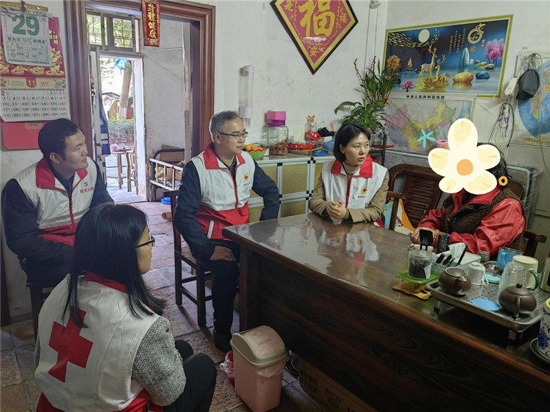 慰问困难群众   拍摄者：温干梅.jpg