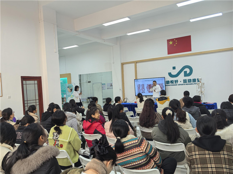 参训人员认真听讲.jpg