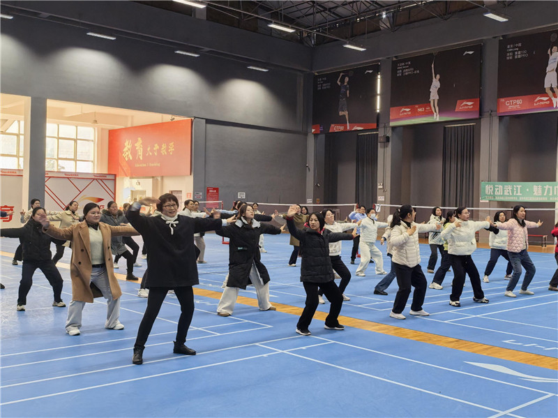 参训人员学习八段锦.jpg