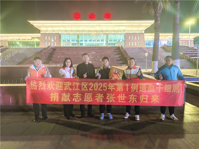 1月2日晚上在高铁站与张世东合影  拍摄者：孔嘉伦.jpg