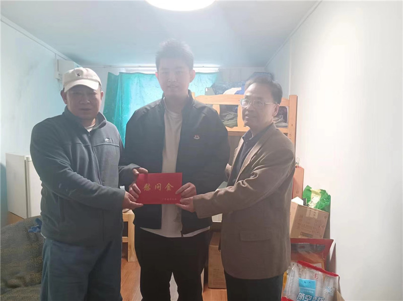 慰问困难职工邓元春.jpg