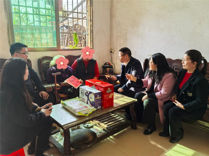 段世甲慰问独居困难老人.jpg