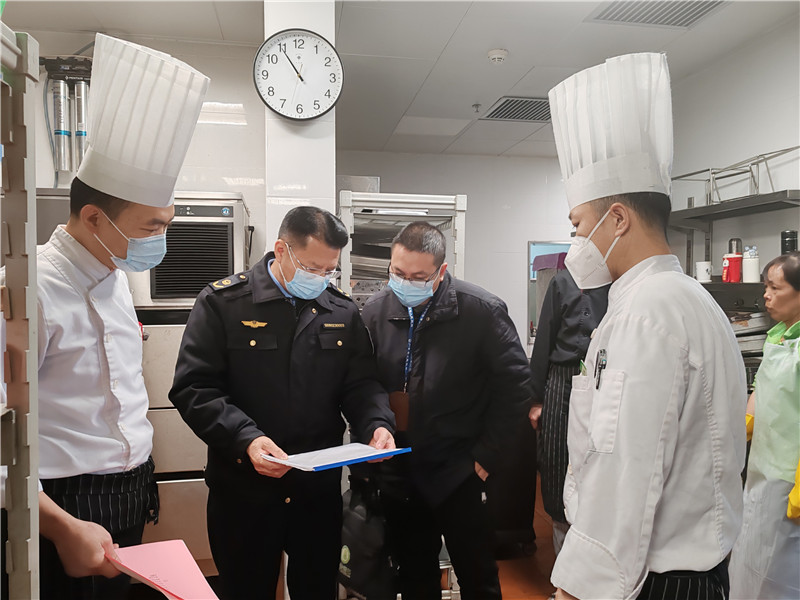 执法人员检查餐饮店从业人员健康管理情况.jpg