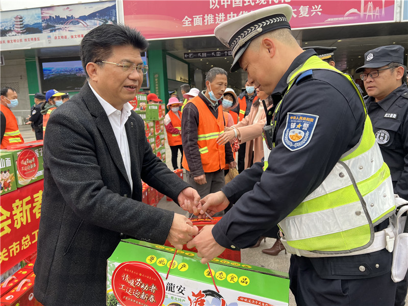 市总工会副主席肖伟旗向公安干警发放慰问品.jpg