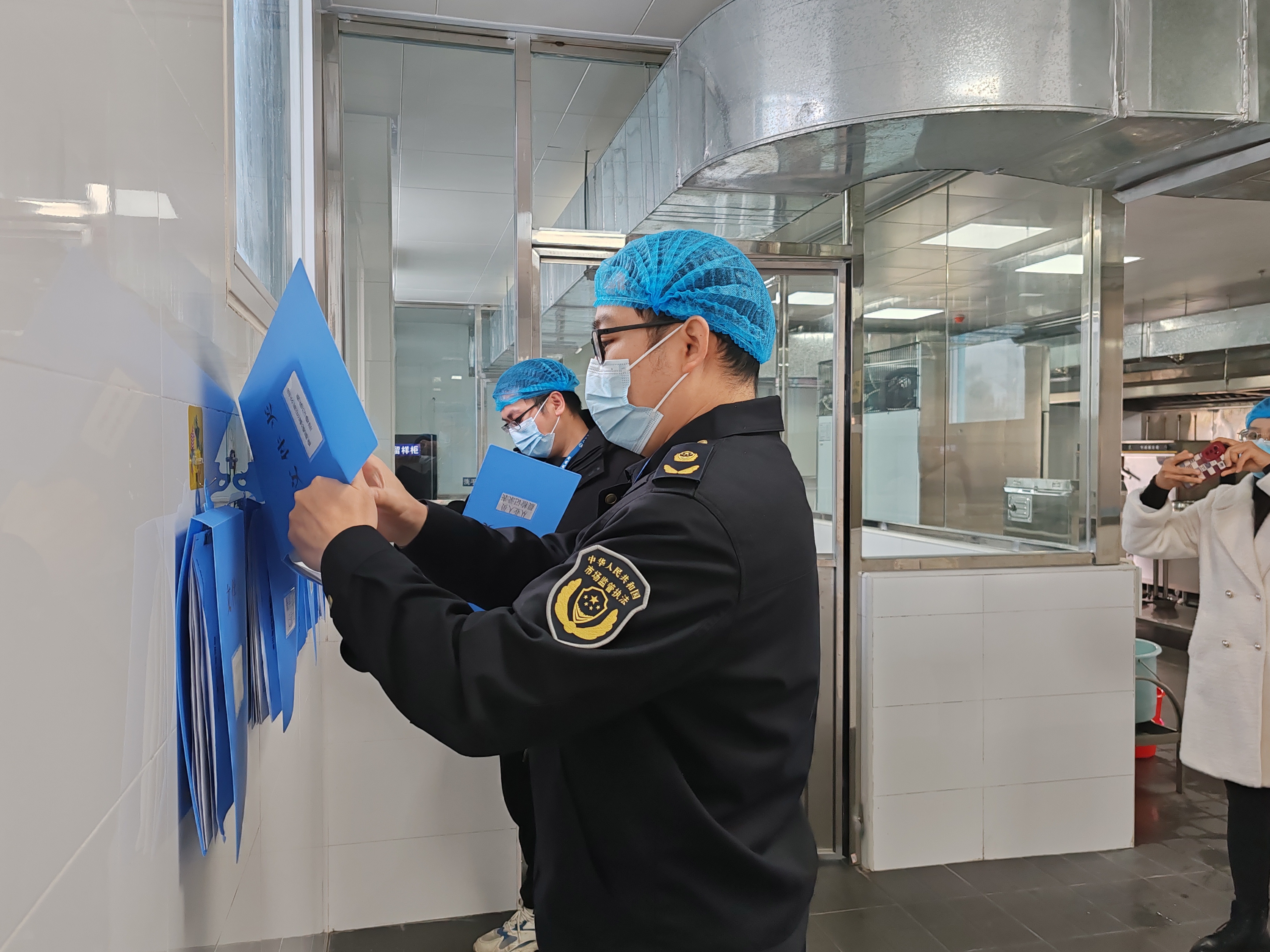 执法人员查阅校园食品安全相关台账.jpg