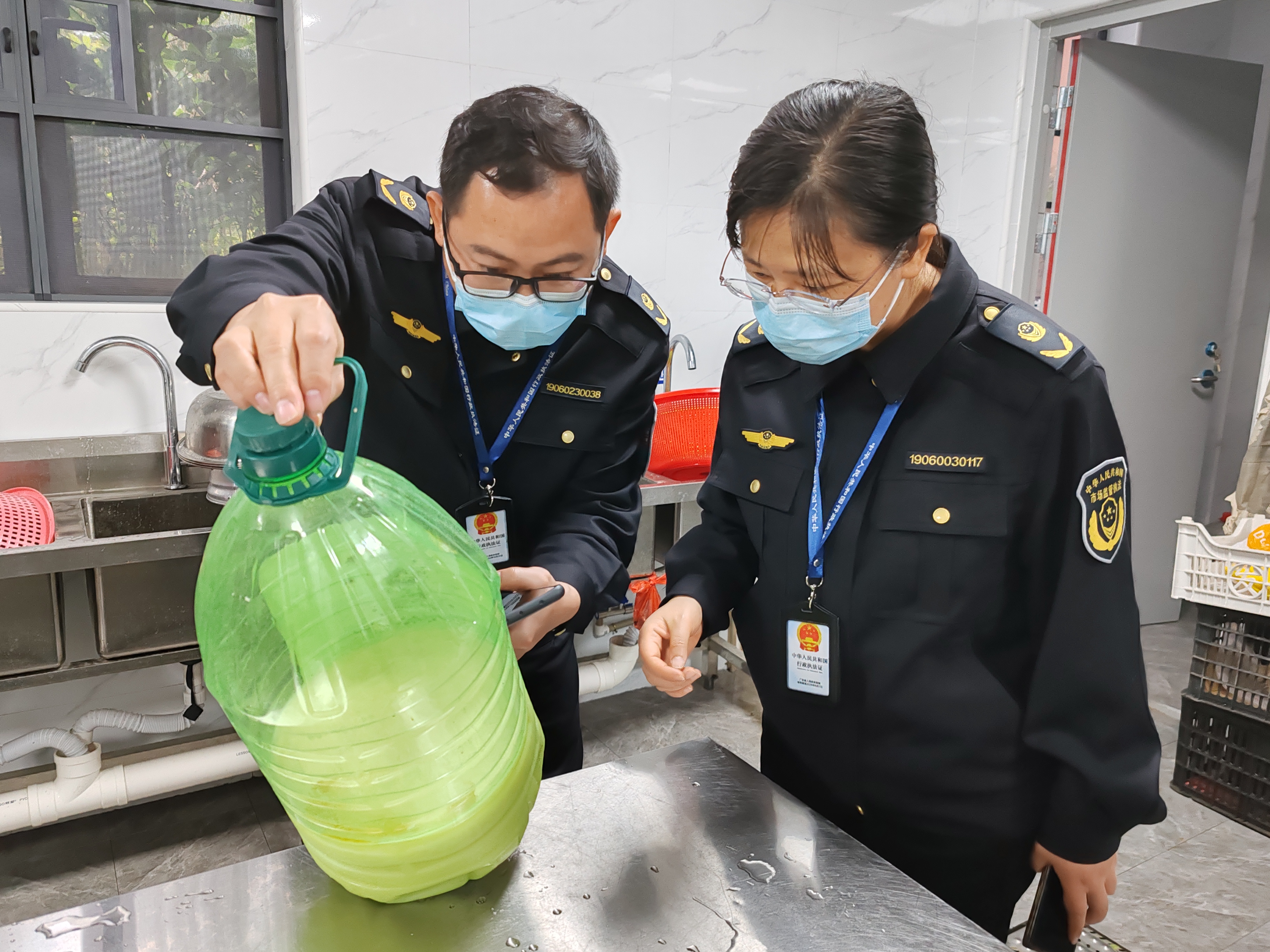 执法人员检查校园食堂食品原料.jpg