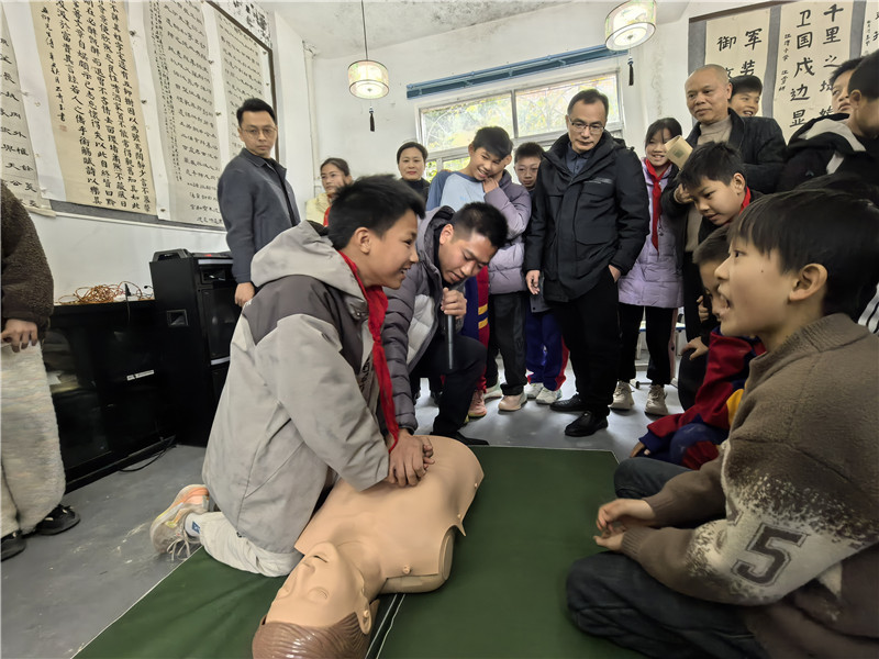 学生进行心肺复苏（CPR）实操练习.jpg