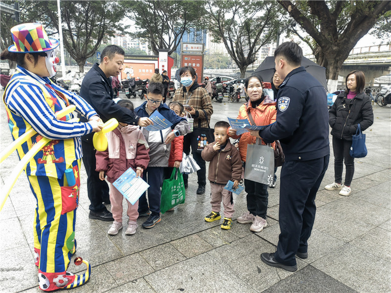 公安局为青少年发放预防网络电信诈骗等宣传资料.jpg