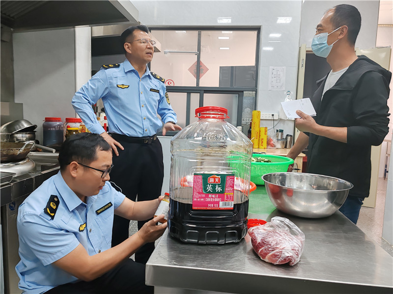执法人员检查食材是否过期.jpg