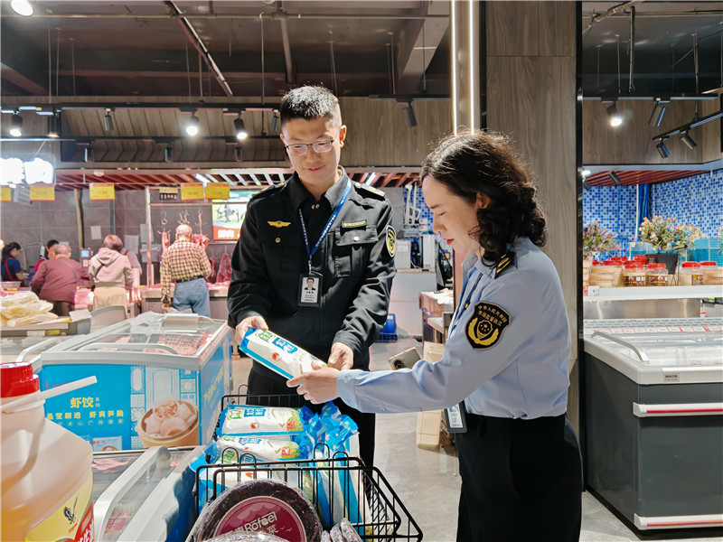 执法人员检查地理标志产品龙口粉丝.jpg