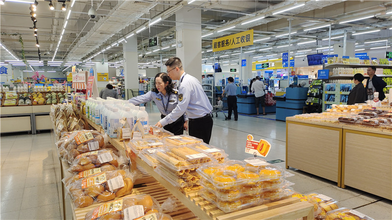 执法人员在超市开展检查.jpg