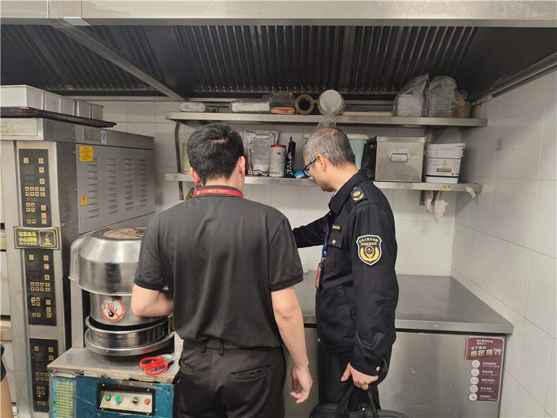 对流通环节“干噎酸奶”开展检查.jpg