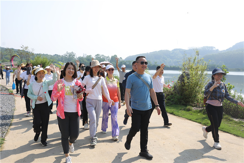 西河镇工联会会员在南岭诗意文化康养园环湖路徒步.jpg