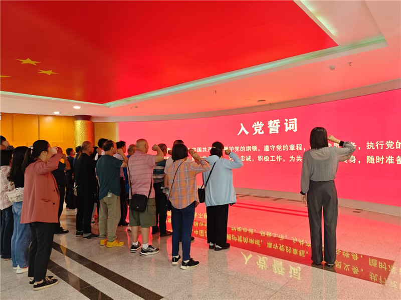 党总支部书记带领大家宣读入党誓词.jpg
