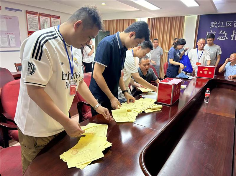 图为工作人员计票.jpg