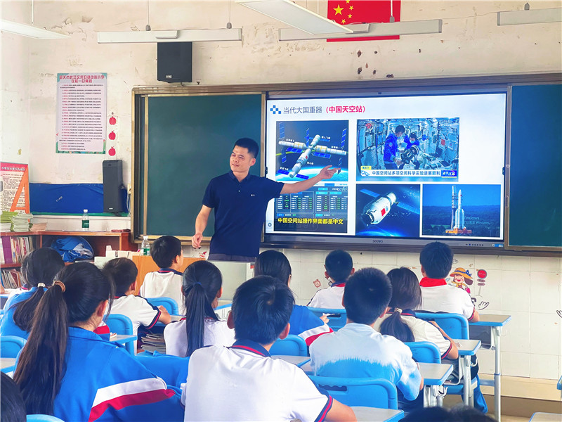 陈名涛博士给龙归中心小学学生上课.jpg