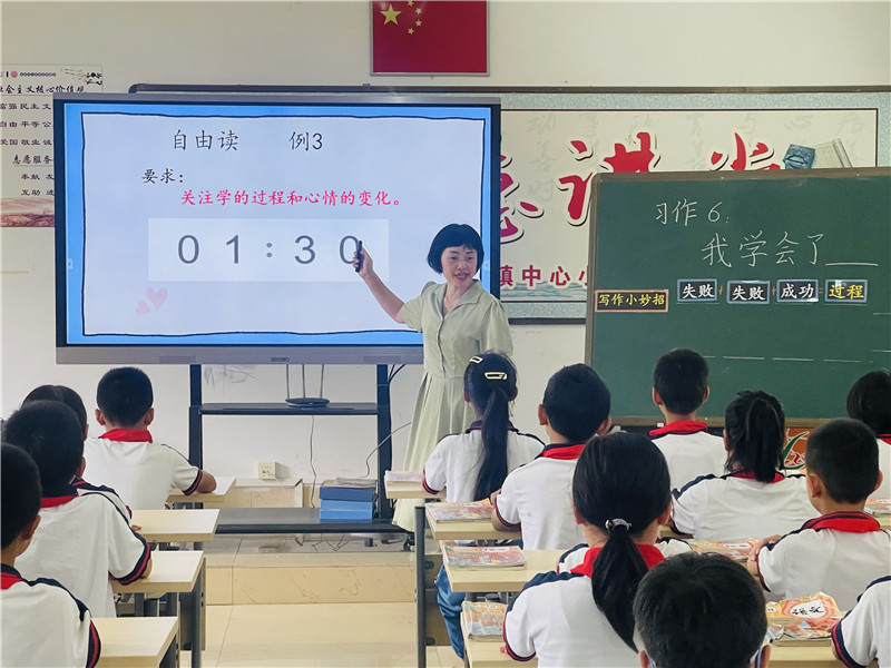 东莞市高埗镇东圃小学莫钻欢老师执教小学六年级英语写作课.jpg