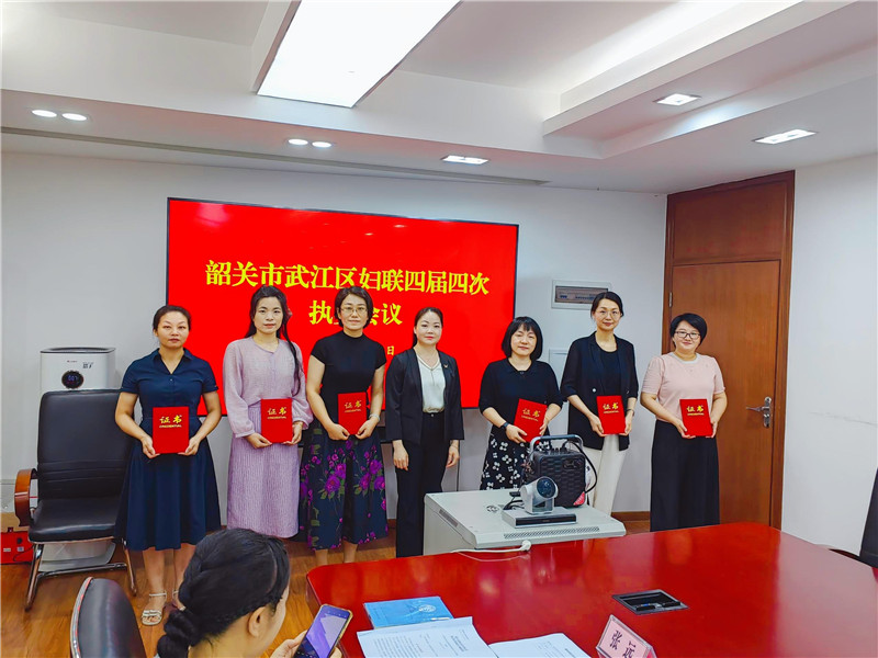 何丽芳副区长为新当选的常务委员、执委颁发证书.jpg