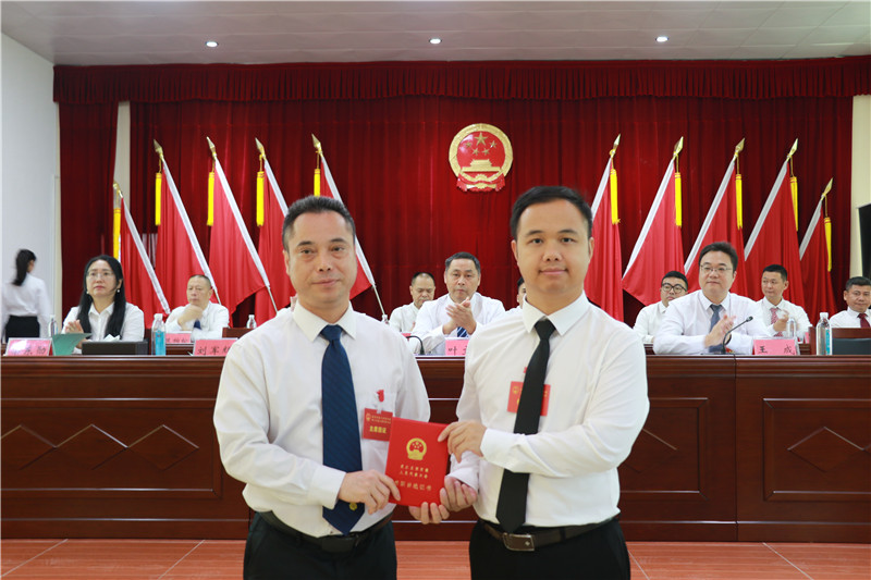 镇人大主席为新当选的镇长颁发证书.jpg