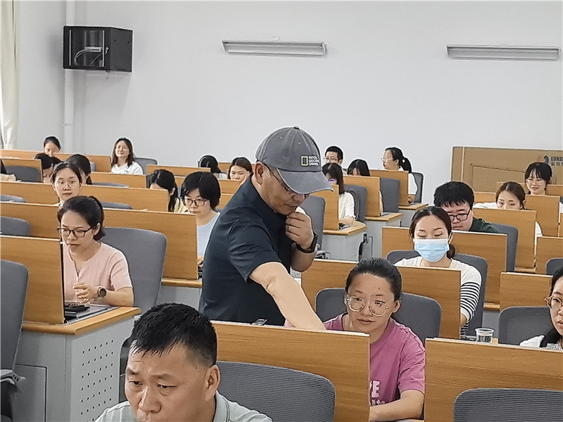 奚浩波老师与培训人员互动1.jpg