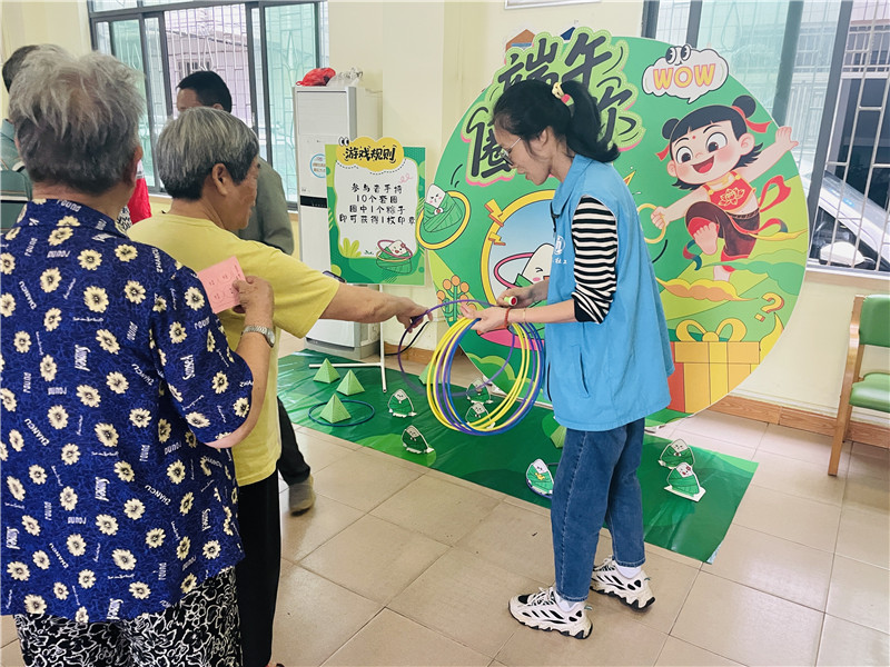 老人们参加“端午圈粽你”游戏现场.jpg