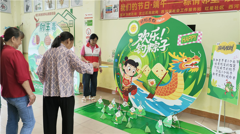老人们参加“欢乐钓粽子”游戏现场.jpg