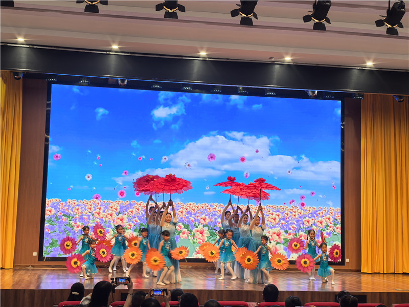 武江区新华幼儿园幼儿开场舞《在阳光下》.jpg