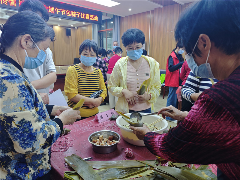 朝阳北社区“粽香传情 端午同乐”包粽子比赛现场相片.jpg