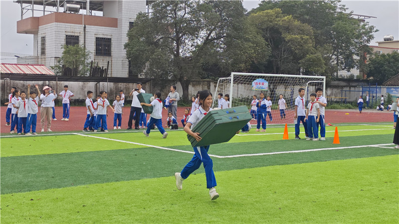 同学们参加趣味接力比赛.jpg
