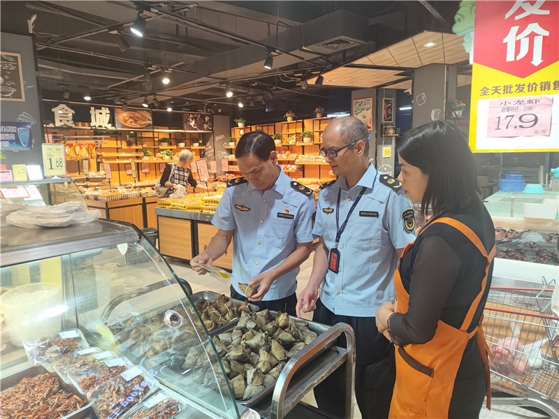执法人员对超市节日热销食品开展专项检查.jpg