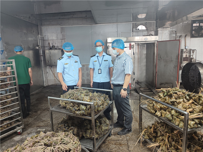 执法人员深入辖区粽子生产企业开展检查.jpg