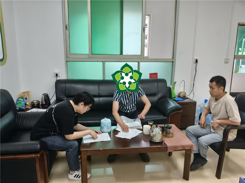 西河镇工作人员耐心向邵国华讲解政策.jpg