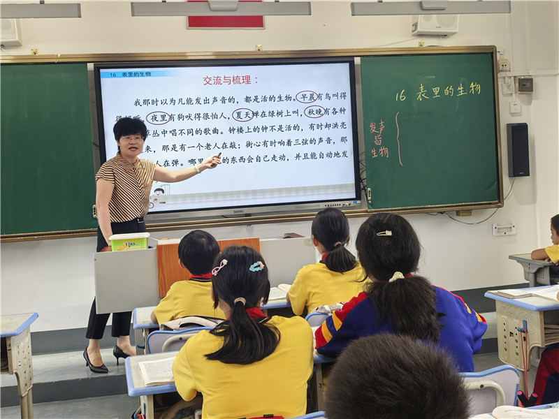 陈云香老师上语文课《表里的生物》.jpg