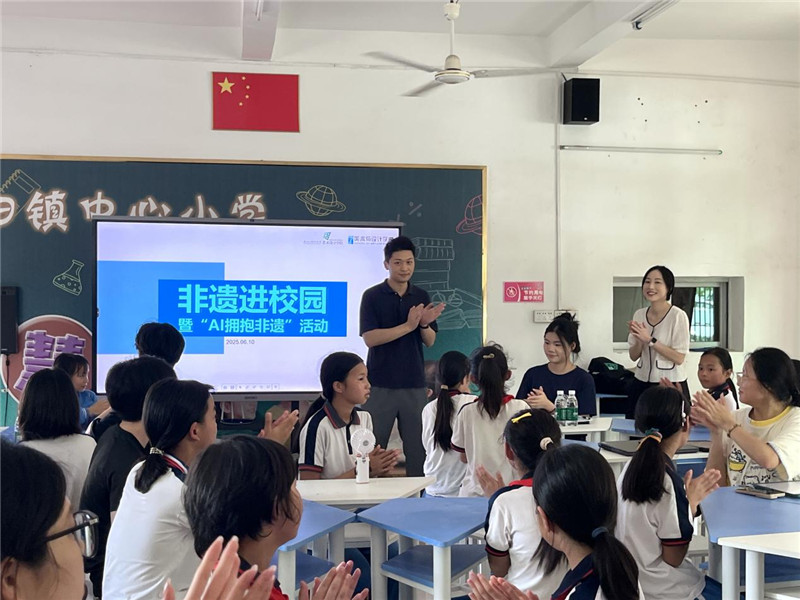 大学生志愿者向孩子们介绍非遗项目1.jpg