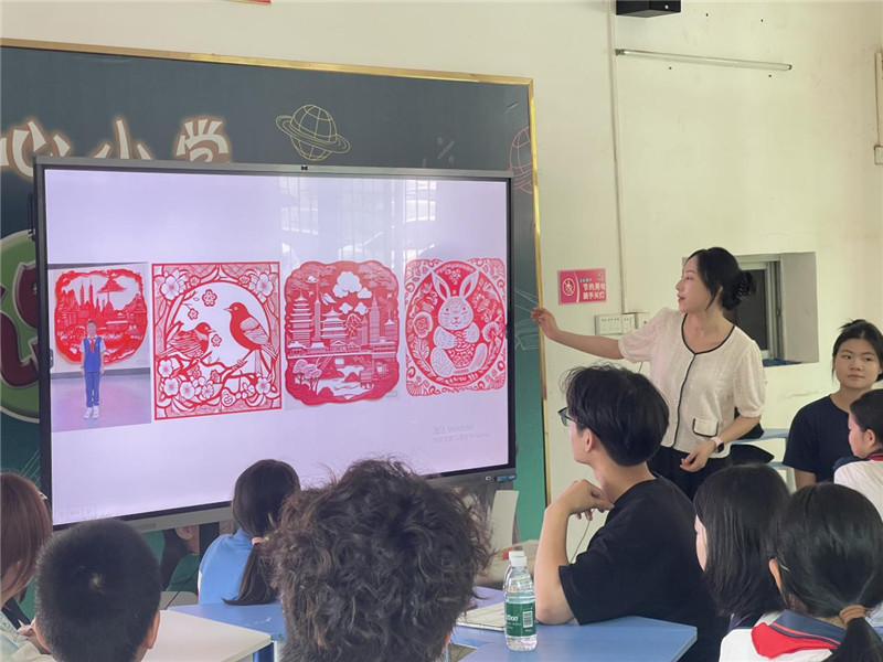 大学生志愿者向孩子们介绍非遗项目2.jpg