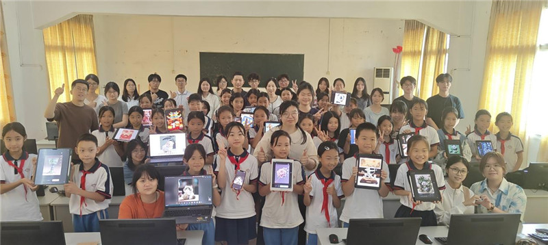 学生们展示AI非遗作品设计.jpg