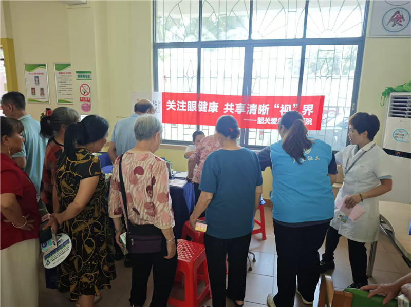 询问老人健康情况.jpg