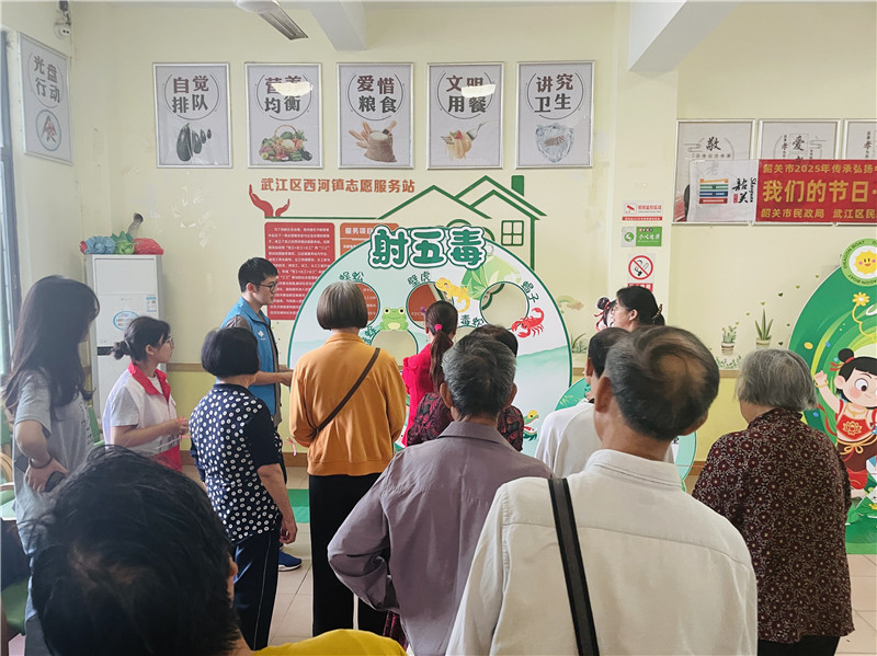 老人们参加居家养老中心活动现场1.jpg