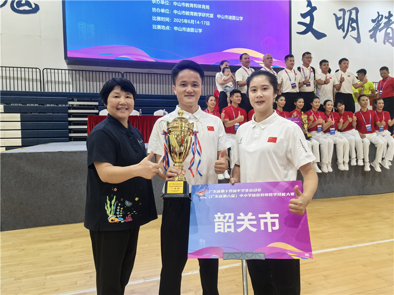潘智鹏老师（中）荣获个人一等奖第一名，林秋丽老师（右）荣获二等奖.jpg