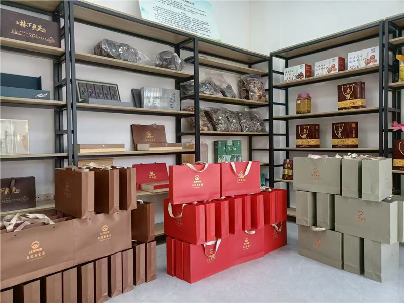 江湾农业公司里陈列的灵芝茶产品及其包装礼盒.jpg